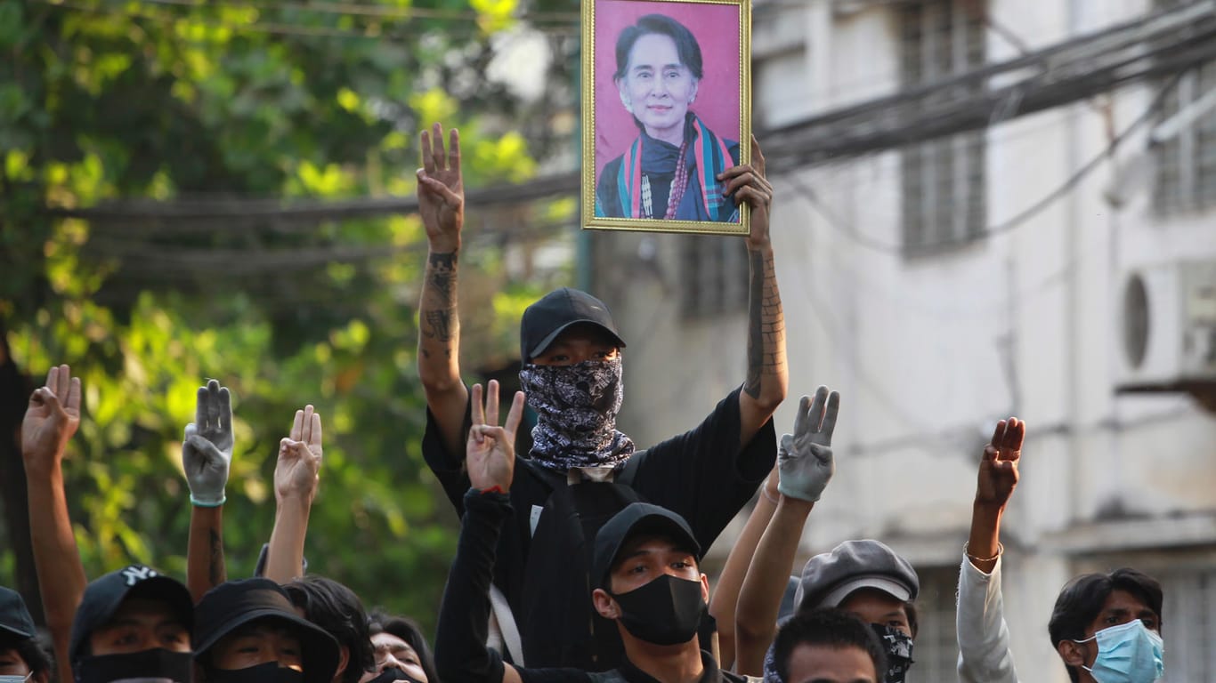 Demonstranten in Yangon halten am Donnerstag ein Bild der beliebten Politikerin Aung San Suu Kyi hoch.