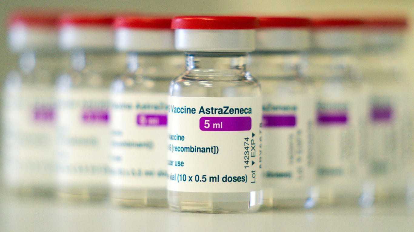 Ampullen mit Impfstoff von Astrazeneca (Symbolbild). Junge Menschen sollen diesen Impfstoff nicht mehr erhalten.