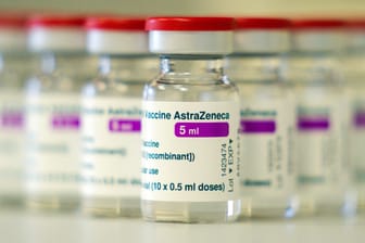 Ampullen mit Impfstoff von Astrazeneca (Symbolbild). Junge Menschen sollen diesen Impfstoff nicht mehr erhalten.