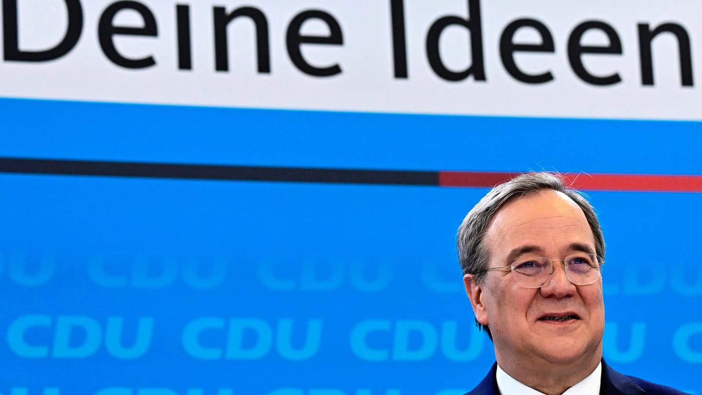 Armin Laschet bei einer Pressekonferenz (Archivbild) Der CDU-Chef will eine bundesweite Regelung für Schulöffnungen.