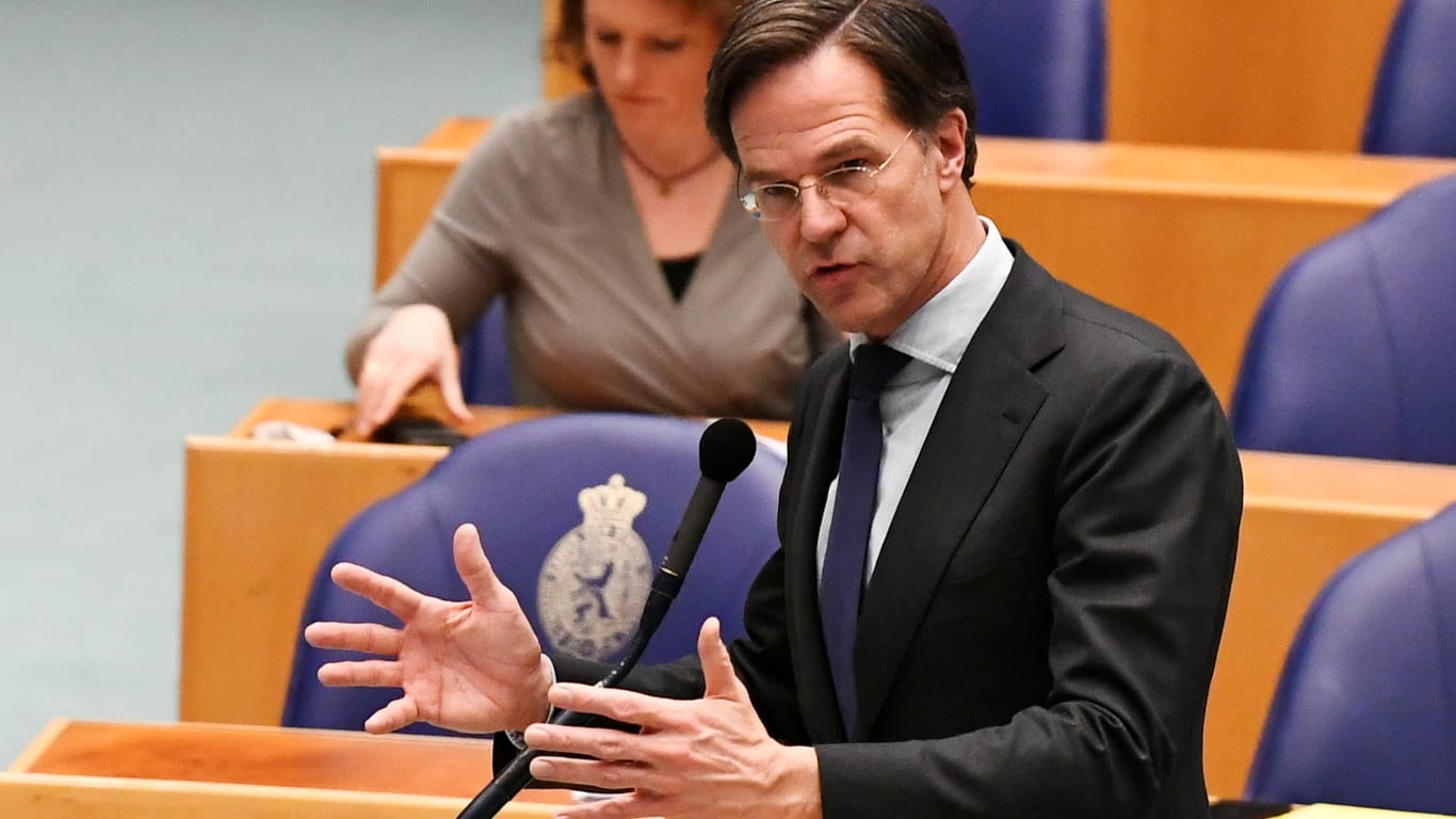 Der niederländische Premier Mark Rutte während der Parlamentssitzung. Er überstand die Vertrauensfrage.