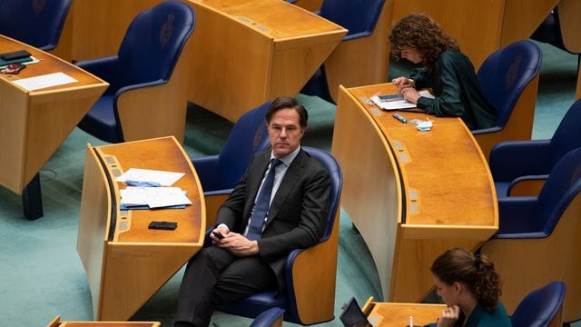 Mark Rutte, Premierminister der Niederlande, hört einer Debatte im Parlament zu. Mark Rutte, Premierminister der Niederlande, hört einer Debatte im Parlament zu.