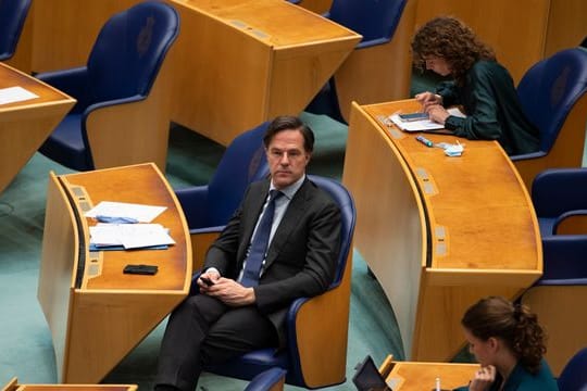 Mark Rutte, Premierminister der Niederlande, hört einer Debatte im Parlament zu.