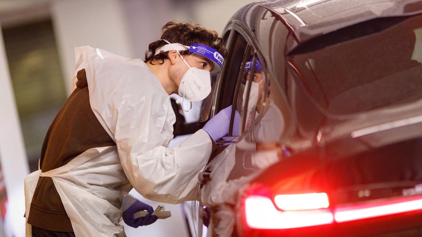 Corona-Test eines Autofahrer: Erneut melden die Gesundheitsämter mehr als 20.000 Neuinfektionen in Deutschland.