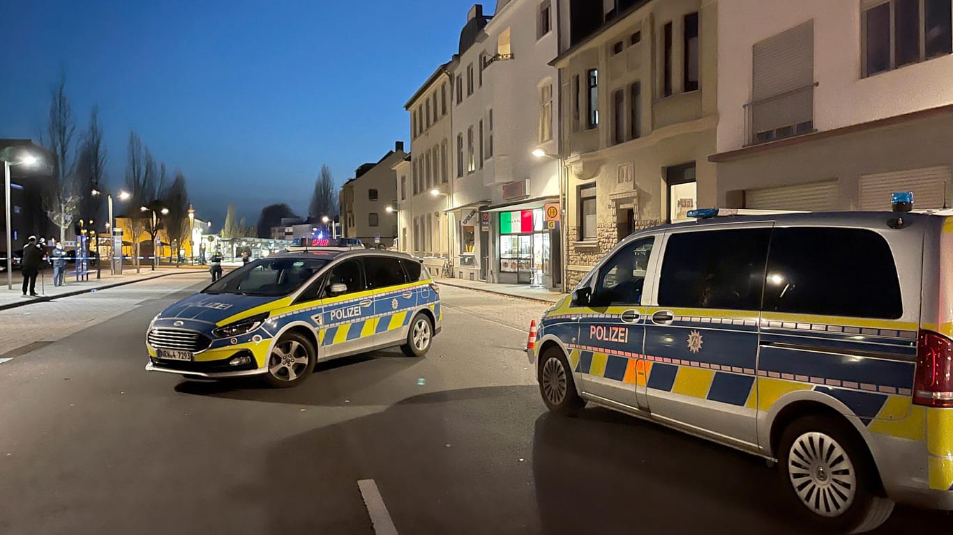 Tatort in Euskirchen: Polizeiwagen sind bei einem Sondereinsatz und haben die Straße abgesperrt.