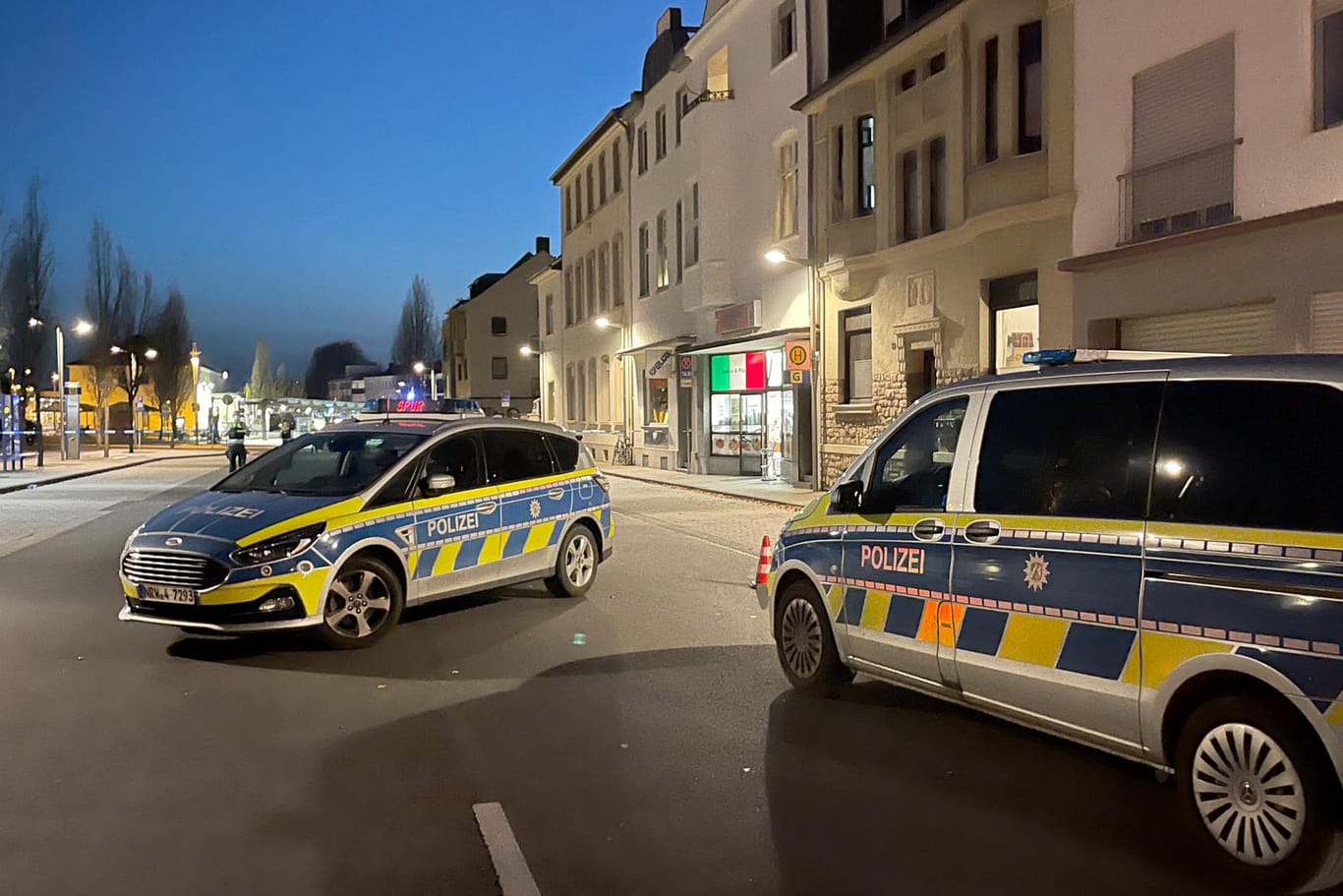 Tatort in Euskirchen: Polizeiwagen sind bei einem Sondereinsatz und haben die Straße abgesperrt.