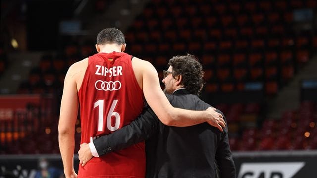 Bayern Trainer Andrea Trinchieri (r) und Paul Zipser gehen nach dem Spiel vom Platz. Bayern Trainer Andrea Trinchieri (r) und Paul Zipser gehen nach dem Spiel vom Platz.