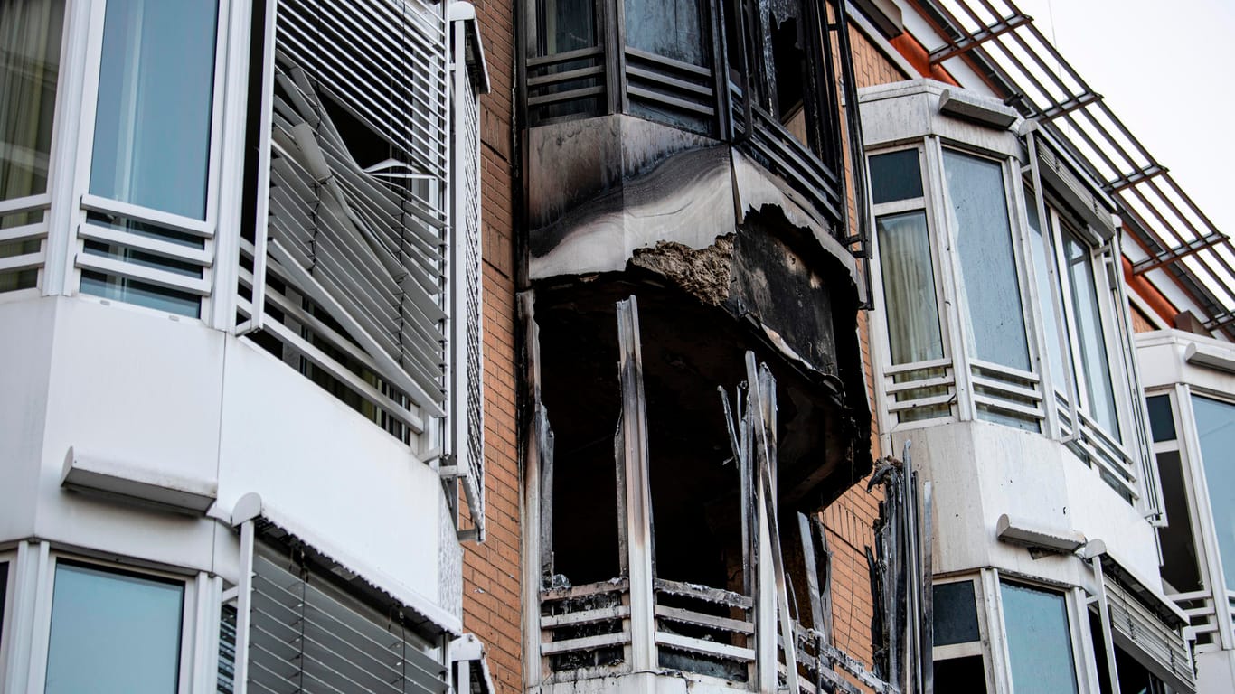 Ein zerstörtes Fenster: Ein Patient ist bei einem Brand in der Helios Klinik Zehlendorf gestorben.
