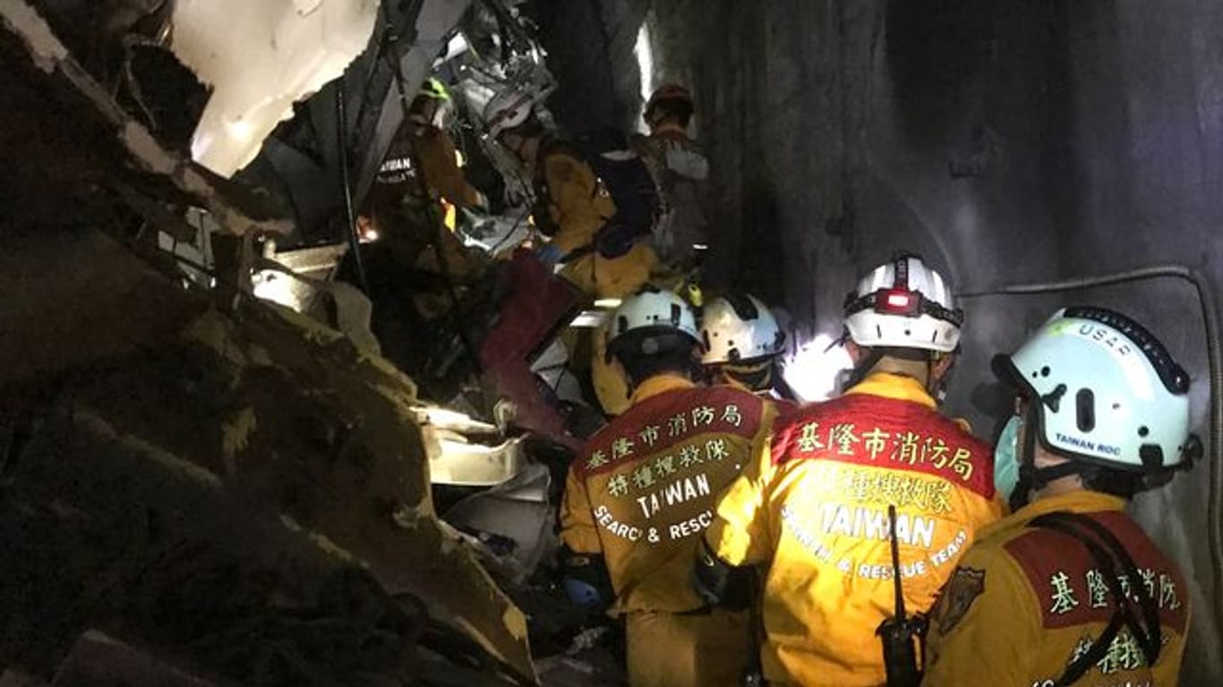 Rettungskräfte suchen in einem Eisenbahntunnel bei Hualien nach Überlebenden.