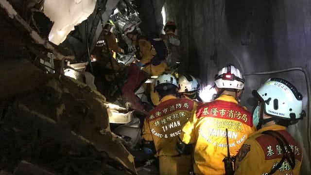Rettungskräfte suchen in einem Eisenbahntunnel bei Hualien nach Überlebenden. Rettungskräfte suchen in einem Eisenbahntunnel bei Hualien nach Überlebenden.