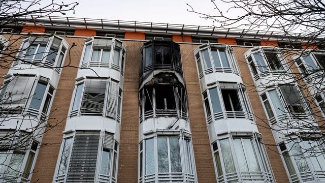 Schwarzer Ruß ist nach einem Zimmerbrand an der Hausfassade zu sehen. Schwarzer Ruß ist nach einem Zimmerbrand an der Hausfassade zu sehen.