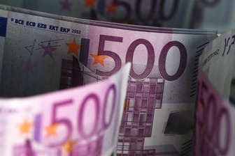 500-Euro-Scheine stehen aufgestellt auf einem Tisch: Zwei Jahre nach dem Ausgabestopp für den 500-Euro-Schein sind noch große Mengen der wertvollsten Euro-Banknote im Umlauf.