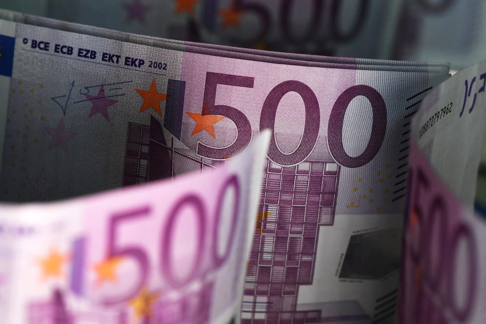500-Euro-Scheine stehen aufgestellt auf einem Tisch: Zwei Jahre nach dem Ausgabestopp für den 500-Euro-Schein sind noch große Mengen der wertvollsten Euro-Banknote im Umlauf.