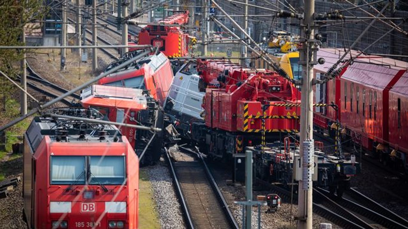 Am Mittwochabend war am Bahnhof Fallersleben eine Lok mit dem Triebfahrzeug eines Güterzuges kollidiert.