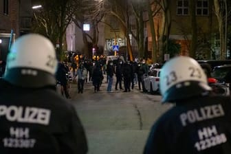 Polizisten und Demonstranten stehen sich in einiger Entfernung gegenüber: In Hamburg hat es Proteste gegen die Ausgangssperre gegeben.