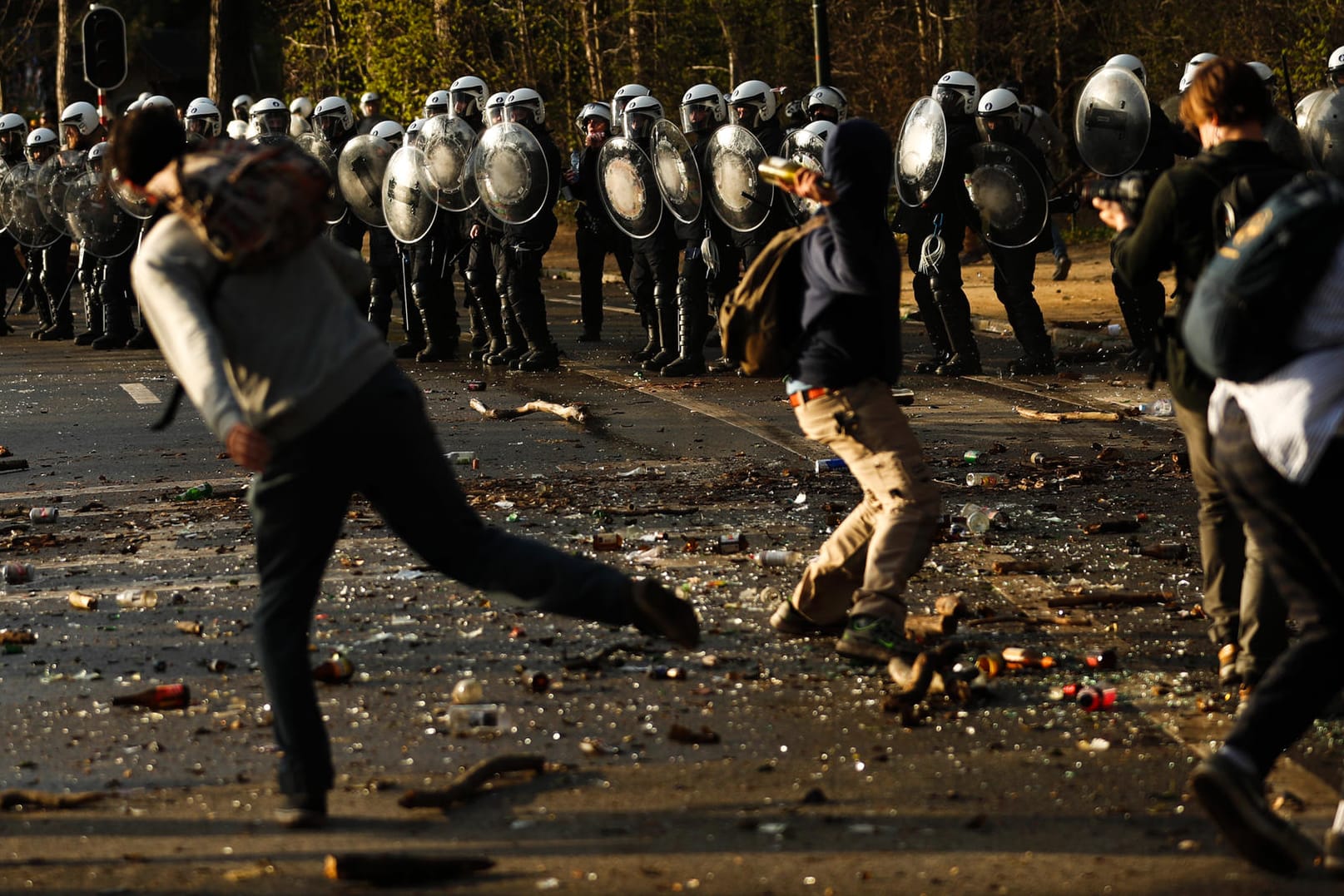 Proteste im Brüsseler Park Bois de la Cambre: Zahlreiche Teilnehmer einer Party lieferten sich mit der Polizei heftige Auseinandersetzungen.