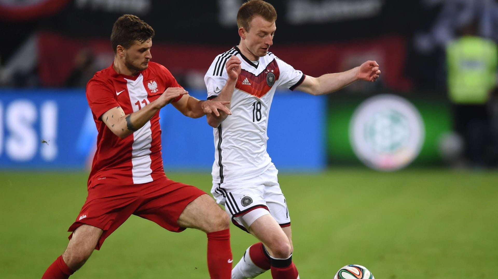 Maximilian Arnold (r.) 2014 im Duell mit Polens Mateusz Klich.
