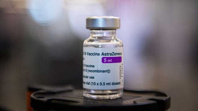 Ein Fläschchen mit fünf Millilitern Corona-Impfstoff von Astrazeneca. Ein Fläschchen mit fünf Millilitern Corona-Impfstoff von Astrazeneca.