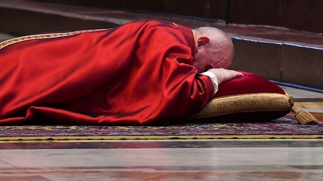 Papst Franziskus liegt bei der Karfreitagsmesse minutenlang flach auf dem Boden vor dem Altar im Petersdom. Papst Franziskus liegt bei der Karfreitagsmesse minutenlang flach auf dem Boden vor dem Altar im Petersdom.