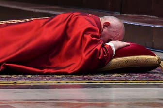 Papst Franziskus liegt bei der Karfreitagsmesse minutenlang flach auf dem Boden vor dem Altar im Petersdom.