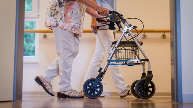 Angesichts der vielen Corona-Schutzimpfungen in Alten- und Pflegeheimen planen die Sozialminister schrittweise Lockerungen der Besuchs- und Schutzregelungen.