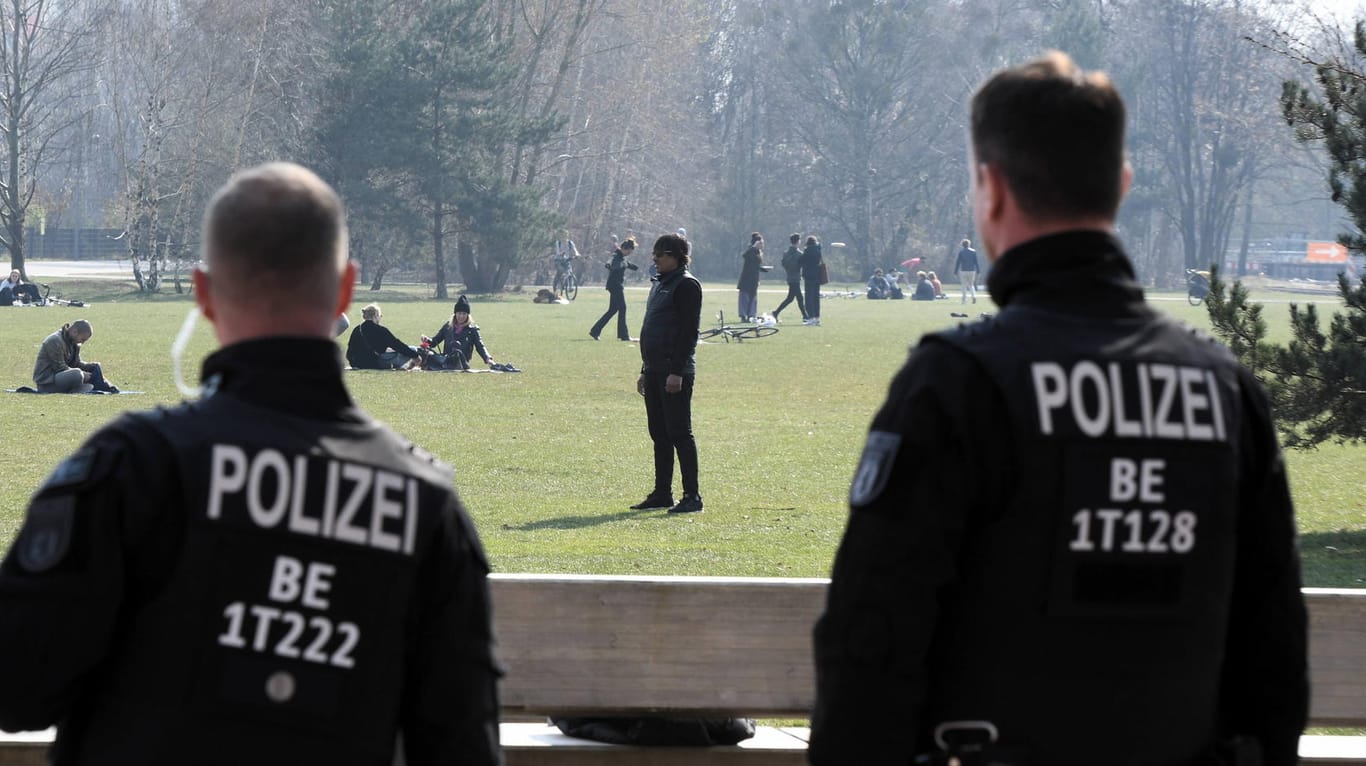Polizisten im Park am Gleisdreieck (Archivbild): Dort ist es am Donnerstagabend erneut zu einem Angriff auf die Beamten gekommen.