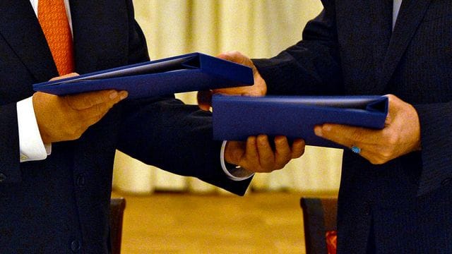 Der damalige Generaldirektor der IAEO, Yukiya Amano (l), und der Leiter der iranischen Atomenergiebehörde, Ali Akhbar Salehi, tauschen am 14. Der damalige Generaldirektor der IAEO, Yukiya Amano (l), und der Leiter der iranischen Atomenergiebehörde, Ali Akhbar Salehi, tauschen am 14.