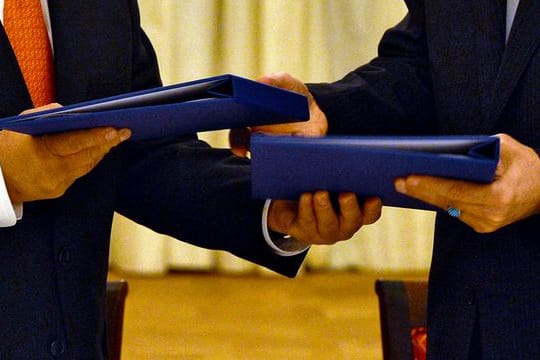 Der damalige Generaldirektor der IAEO, Yukiya Amano (l), und der Leiter der iranischen Atomenergiebehörde, Ali Akhbar Salehi, tauschen am 14.