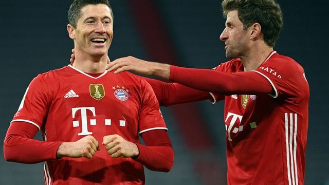 Thomas Müller (r) sieht im Ausfall von Robert Lewandowski auch eine Herausforderung an die Mannschaft, das gemeinsam aufzufangen. Thomas Müller (r) sieht im Ausfall von Robert Lewandowski auch eine Herausforderung an die Mannschaft, das gemeinsam aufzufangen.