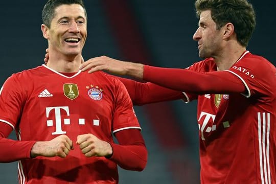 Thomas Müller (r) sieht im Ausfall von Robert Lewandowski auch eine Herausforderung an die Mannschaft, das gemeinsam aufzufangen.