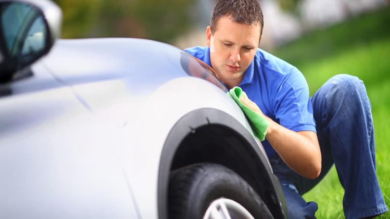 Autopflege: Nach dem Winter sollten Autobesitzer Ihr Fahrzeug fit für den Frühling machen.