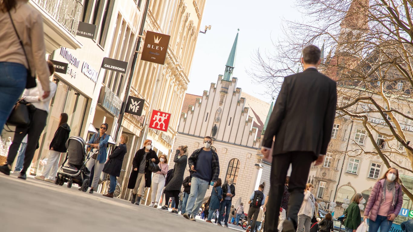 Die Münchner Innenstadt ist am Mittwoch bei Sonnenschein, frühlingshaften Temperaturen und offenen Geschäften recht voll: Die Stadt hatnun die Corona-Notbremse gezogen.