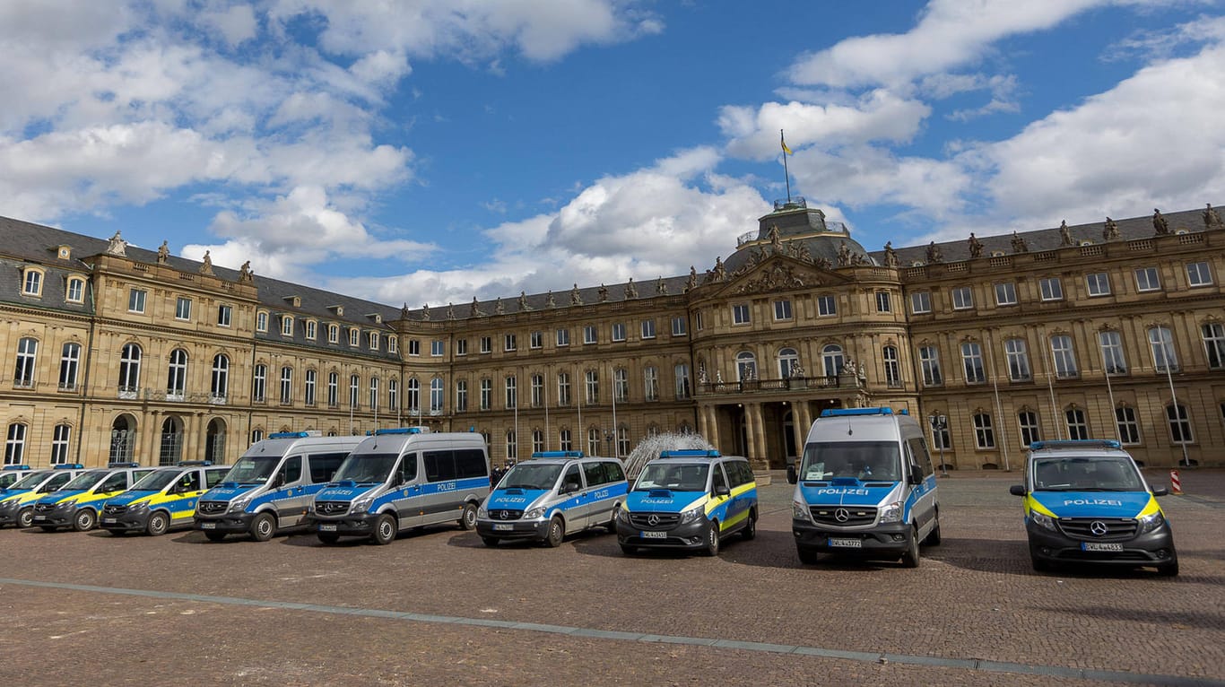 Polizeiwagen stehen auf dem Stuttgarter Schlossplatz (Archivbild): In der Landeshauptstadt sind am Wochenende zahlreiche Corona-Demos angekündigt. Das Gesundheitsministerium zeigt sich deswegen besorgt.