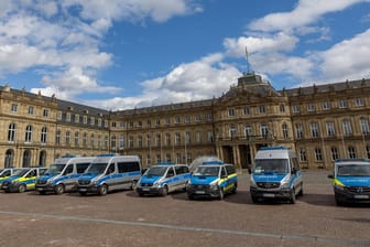 Polizeiwagen stehen auf dem Stuttgarter Schlossplatz (Archivbild): In der Landeshauptstadt sind am Wochenende zahlreiche Corona-Demos angekündigt. Das Gesundheitsministerium zeigt sich deswegen besorgt.