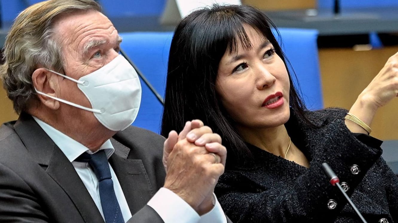 Gerhard Schröder und Soyeon Schröder-Kim: Die beiden teilten jetzt ein Foto von sich im Partnerlook. Gerhard Schröder und Soyeon Schröder-Kim: Die beiden teilten jetzt ein Foto von sich im Partnerlook.