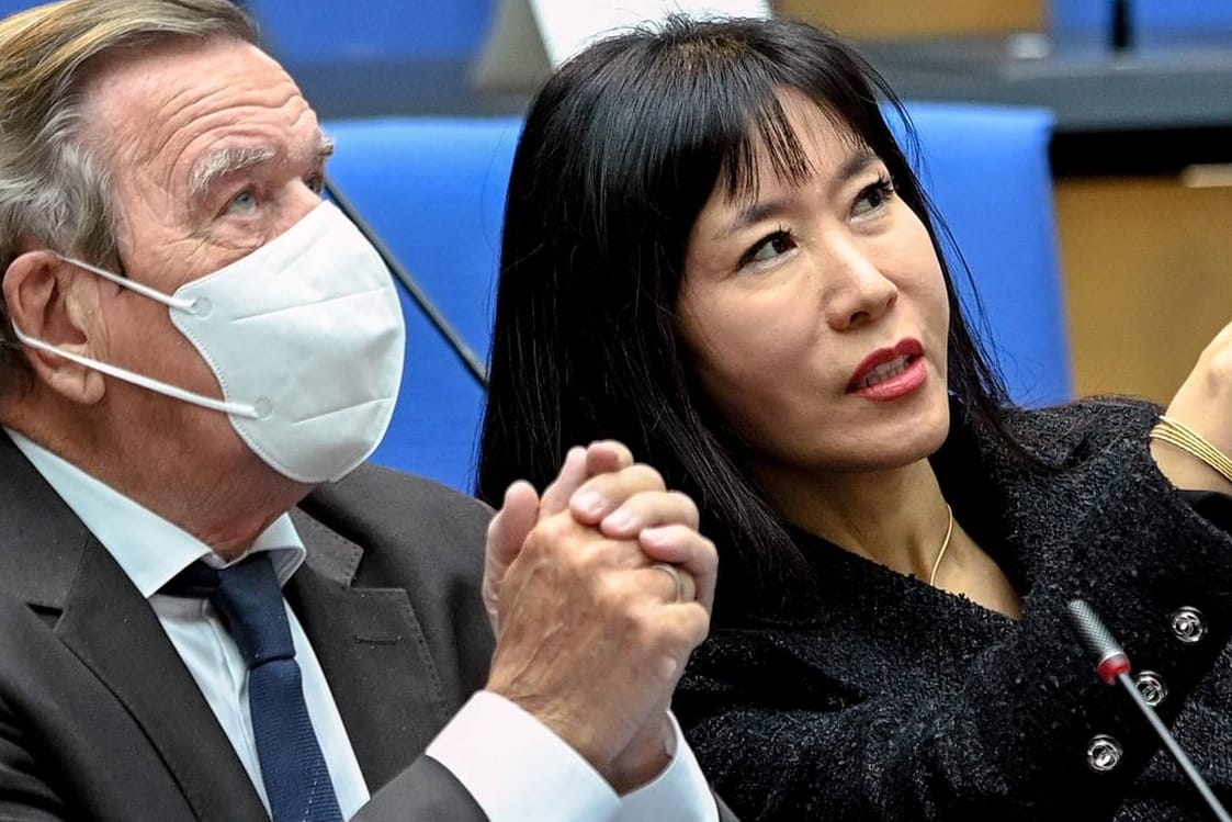 Gerhard Schröder und Soyeon Schröder-Kim: Die beiden teilten jetzt ein Foto von sich im Partnerlook.