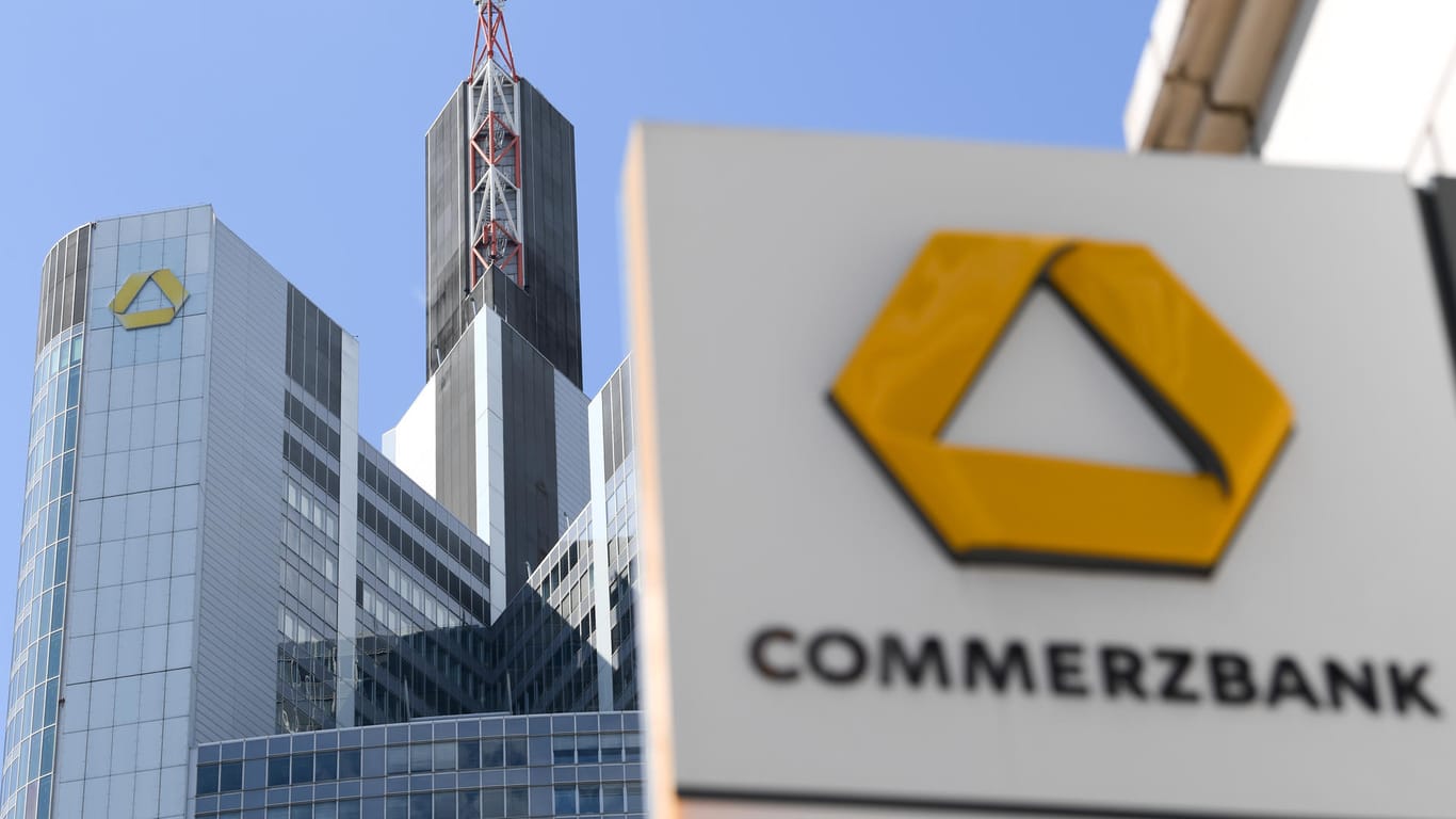 Das Schild einer Commerzbank-Filiale im Frankfurter Bankenviertel: Etwa 1.700 Stellen fallen bis Jahresende weg.