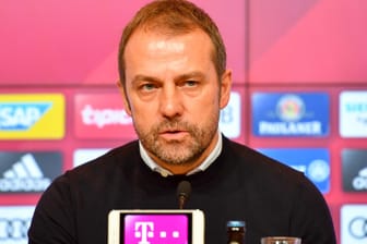 Hansi Flick: Der Bayern-Trainer steht hinter Jérôme Boateng.