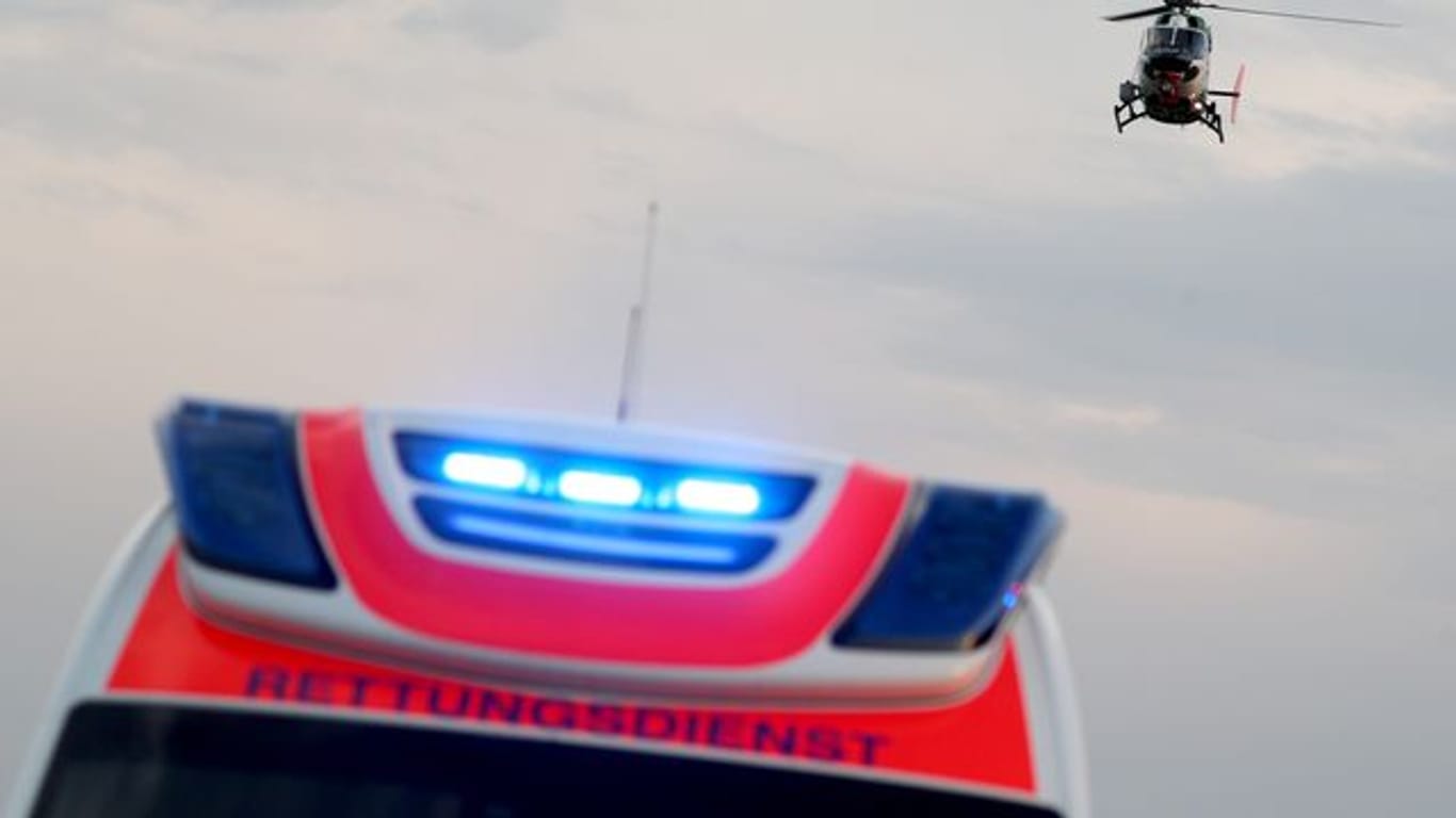 Ein Hubschrauber fliegt über einem Rettungswagen zu einem Unfallort (Symbolbild): In Bad Kreuznach ist ein einjähriges Kind aus einem Fenster gefallen.