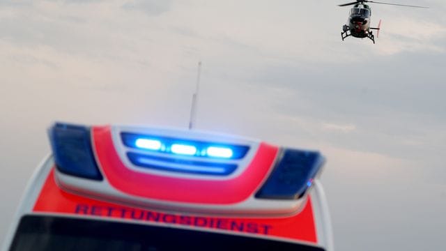 Ein Hubschrauber fliegt über einem Rettungswagen zu einem Unfallort (Symbolbild): In Bad Kreuznach ist ein einjähriges Kind aus einem Fenster gefallen. Ein Hubschrauber fliegt über einem Rettungswagen zu einem Unfallort (Symbolbild): In Bad Kreuznach ist ein einjähriges Kind aus einem Fenster gefallen.