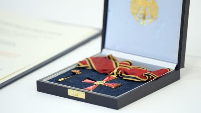 Die meisten Menschen wurden im vergangenen Jahr nach Angaben des Bundespräsidialamts für Verdienste im sozialen Bereich ausgezeichnet.