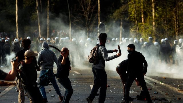 Polizisten stoßen im Brüsseler Park Bois de La Cambre mit Parkbesuchern zusammen. Polizisten stoßen im Brüsseler Park Bois de La Cambre mit Parkbesuchern zusammen.