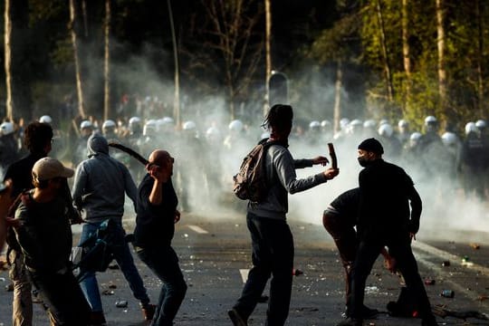 Polizisten stoßen im Brüsseler Park Bois de La Cambre mit Parkbesuchern zusammen.