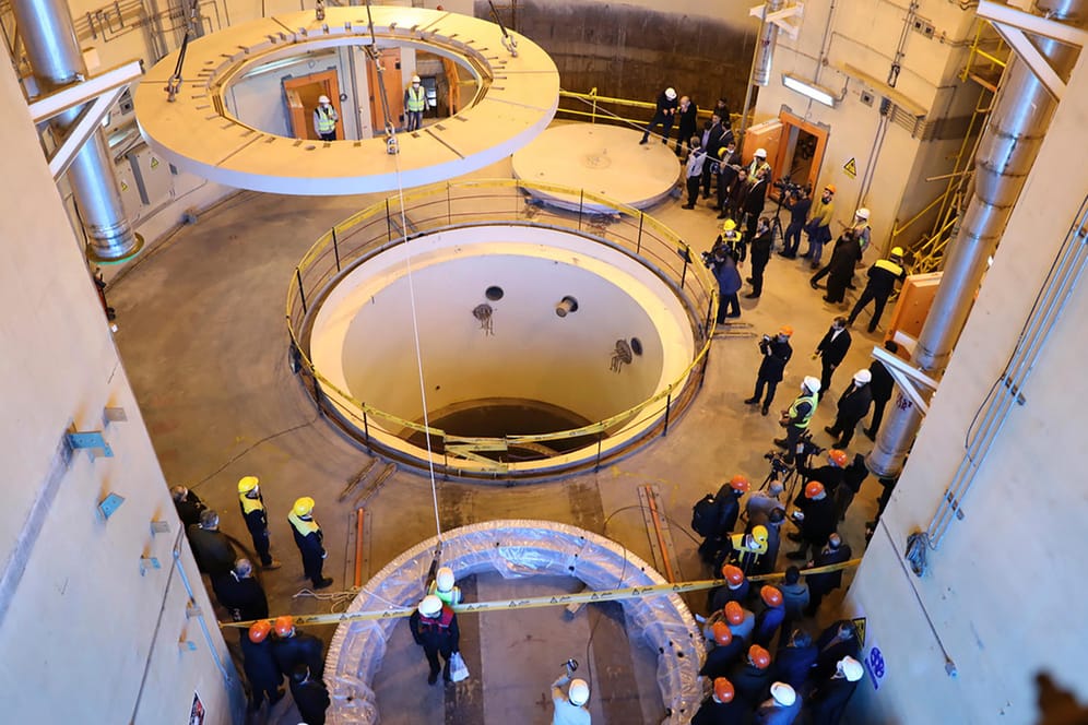 Iranische Beamte bei einer Inspektion der Atomanlage in Arak: Seit 2019 hat der Iran die Anreicherung von Uran hochgefahren. (Archivbild von 2019)