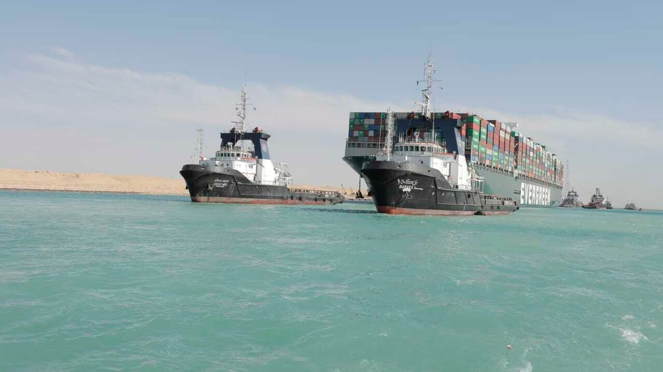 Containerschiffe auf dem Suez-Kanal: Die tagelange Blockade durch die "Ever Given" könnte noch wochenlang nachwirken.