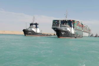Containerschiffe auf dem Suez-Kanal: Die tagelange Blockade durch die "Ever Given" könnte noch wochenlang nachwirken.