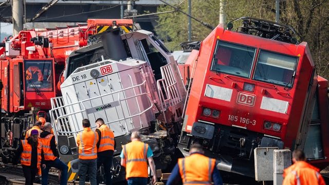 Verunglückte Loks bei Wolfsburg: Wegen des Unfalls war es zu erheblichen Verzögerungen auf der wichtigen Strecke Berlin-Hannover gekommen.