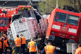 Verunglückte Loks bei Wolfsburg: Wegen des Unfalls war es zu erheblichen Verzögerungen auf der wichtigen Strecke Berlin-Hannover gekommen.