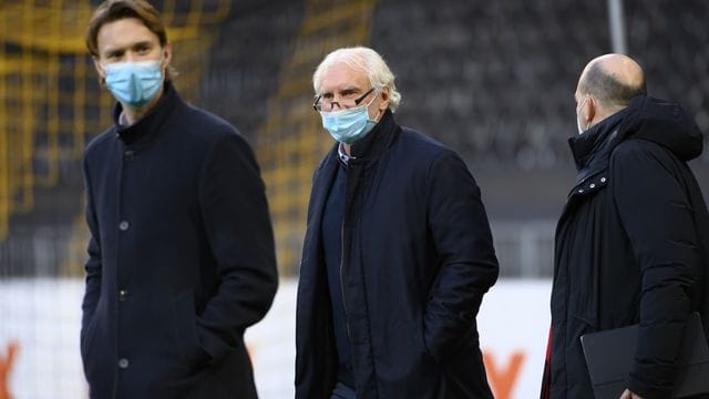 Bayer-Sportdirektor Simon Rolfes (l) und Rudi Völler (M).