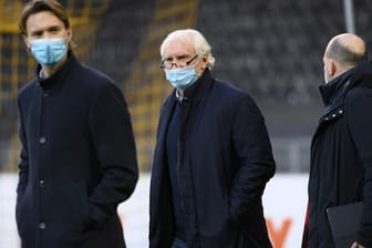 Bayer-Sportdirektor Simon Rolfes (l) und Rudi Völler (M).